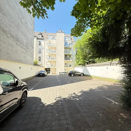 Citynahe Ueber 2 Ebenen Mit 2 Balkonen Fuer 1-6 Personen *